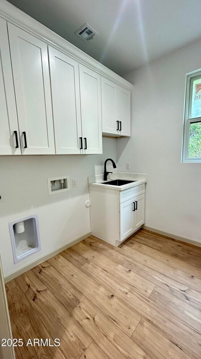 Building Photo - 6216 W Sierra Vista Dr