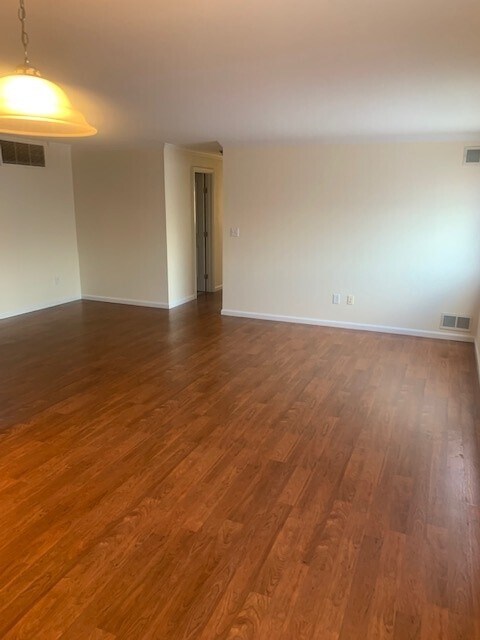 Building Photo - Empire Place