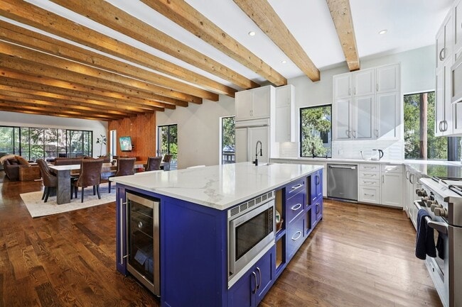 Building Photo - 8635 San Leandro Dr