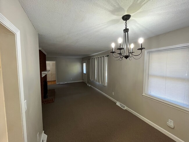 Building Photo - Charming 3-bedroom 1.5-bathroom brick home