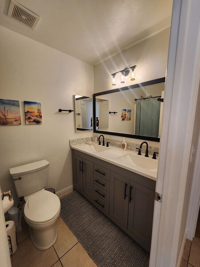 Building Photo - Fully Furnished 3 Bedroom Home w/ Covered ...