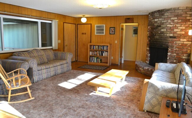 Building Photo - Quiet 3Bd home avail. for a 3-6 month seasonal lease Seasonal Lease!