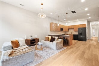 Building Photo - 825 E Chestnut St