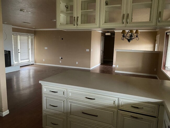 Building Photo - Country living and space!