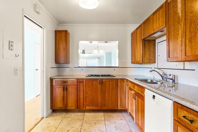 Building Photo - Beautiful 2 Bedroom Corner Unit on the Bea...