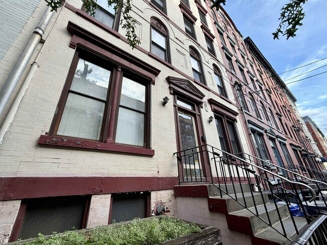 Building Photo - 809 Willow Ave