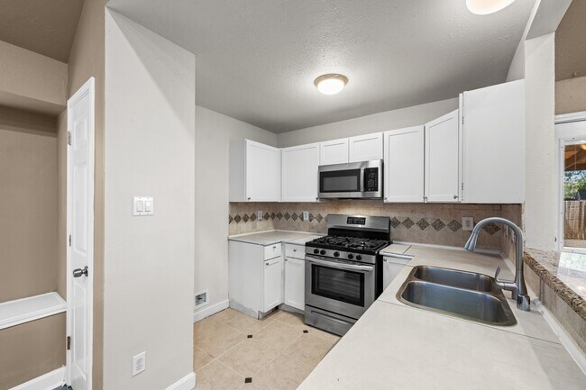 Building Photo - 12130 La Salle Oaks