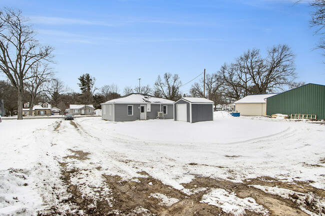 Building Photo - 5324 N Riverview Dr