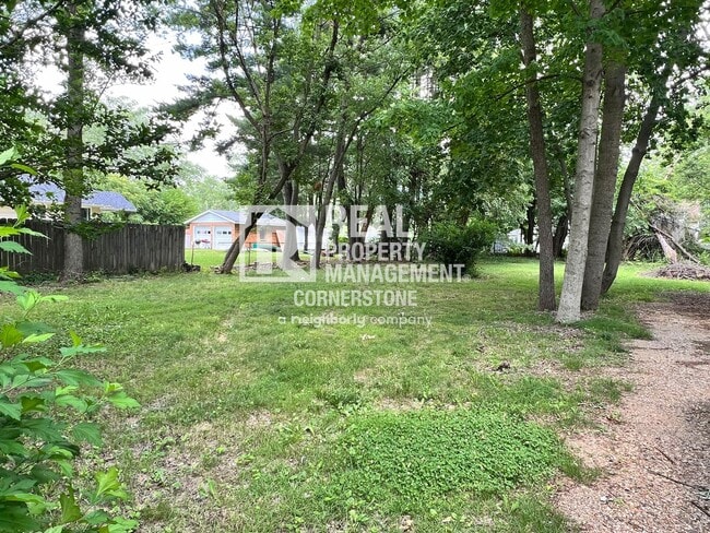 Building Photo - Charming 2-Bedroom Home with Spacious Yard