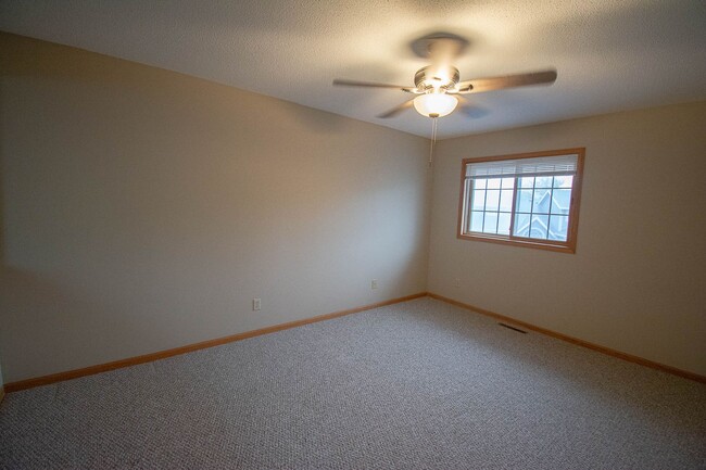 Building Photo - Bright Townhome with Fireplace & Nature Views