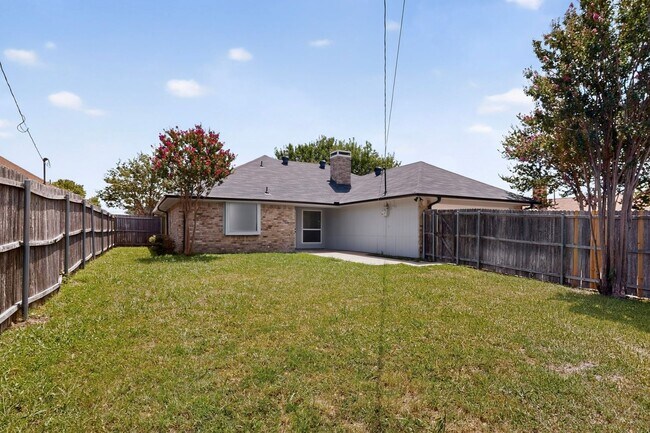 Building Photo - 620 W Stoneybrook Dr