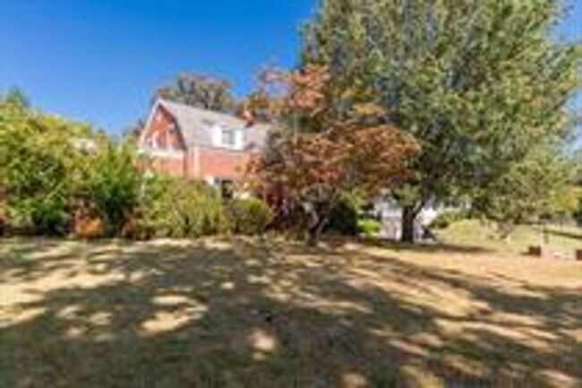 Building Photo - Beautiful Brick Home In A Desirable Location