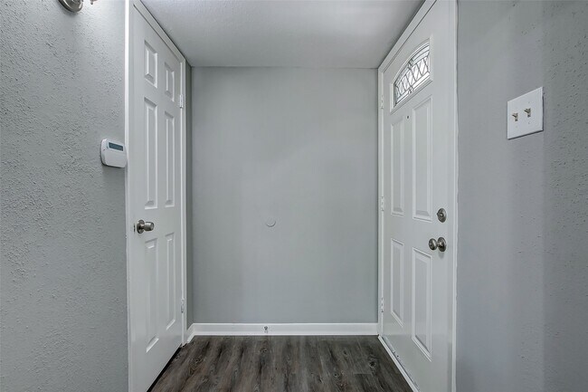 Building Photo - 2323 Tinechester Dr