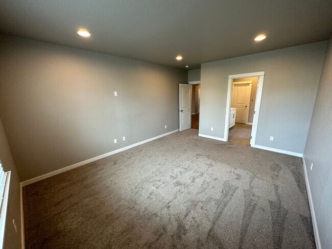 Building Photo - 1098 NW 24th Ln