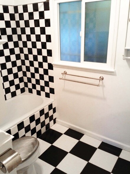 Building Photo - 6116 Fountain Ave