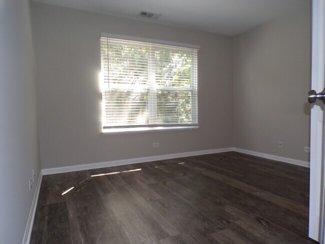 Building Photo - 1053 Woodhill Ct