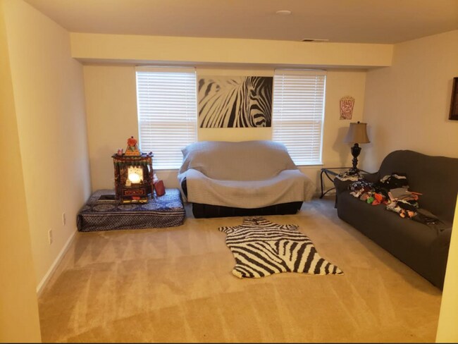 Building Photo - Spacious 4-Bedroom, 3-Bath Home with Moder...