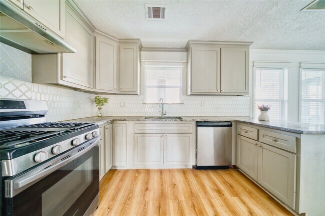 Building Photo - 4913 W 43rd St