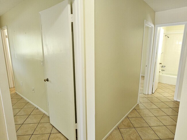 Building Photo - Annual Unfurnished 2 Bedroom 2 Bathroom Duplex with a Carport on Venice Island!