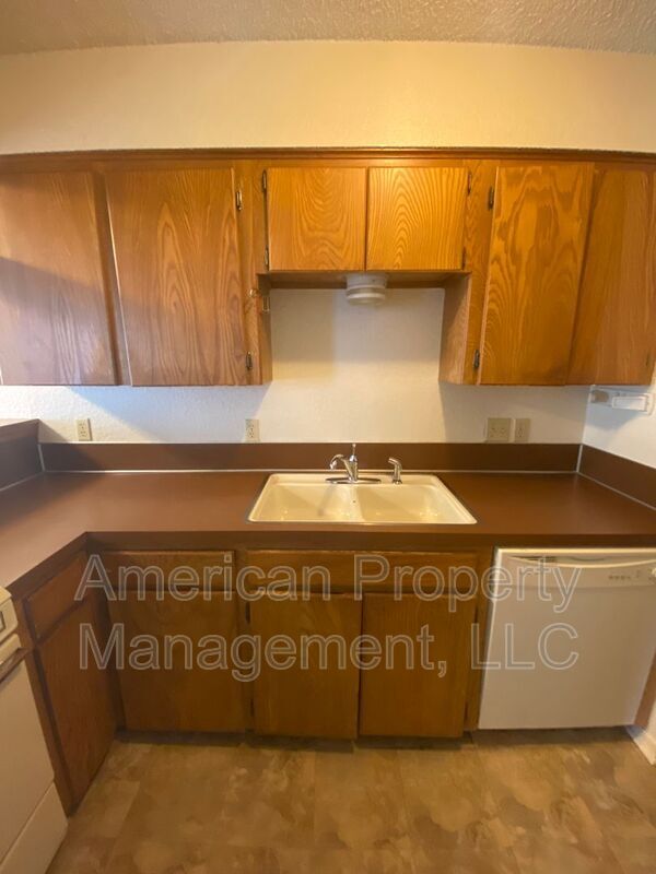 Building Photo - 2303 W Quantico St