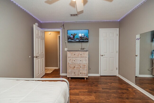 Building Photo - 425 Whirlaway Ct