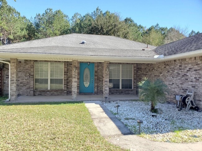 Building Photo - 4 Bedroom 2 Bath home located in heart of ...