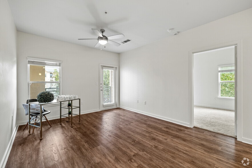 1BR, 1BA - 722SF - Living - Trillium Terrace