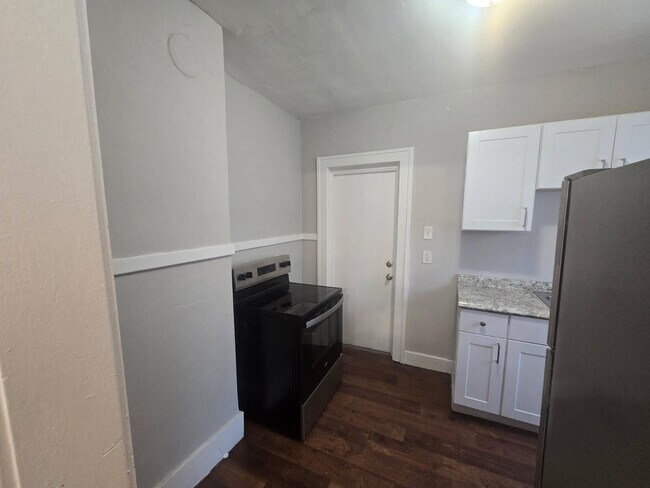 Building Photo - 9124 Pinehurst St