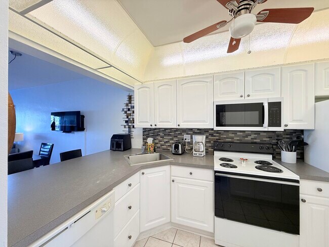 Building Photo - 470 Paradise Isle Blvd