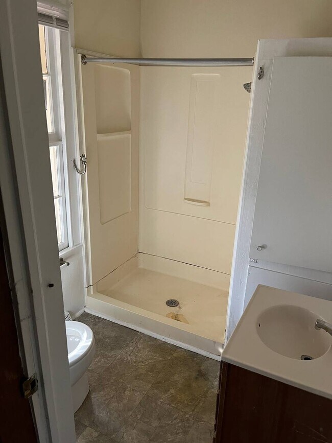 Building Photo - 2124 Old Milburnie Rd