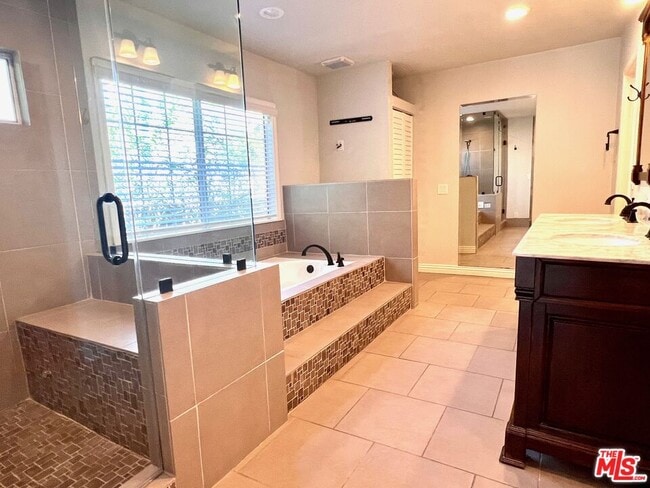 Building Photo - 401 Kings Rd