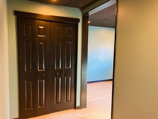 Building Photo - 922 Western Ave