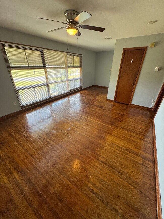 Building Photo - 3 Bedrooms and 1 Bathroom - MOVE-IN SPECIAL: $200 off first months rent