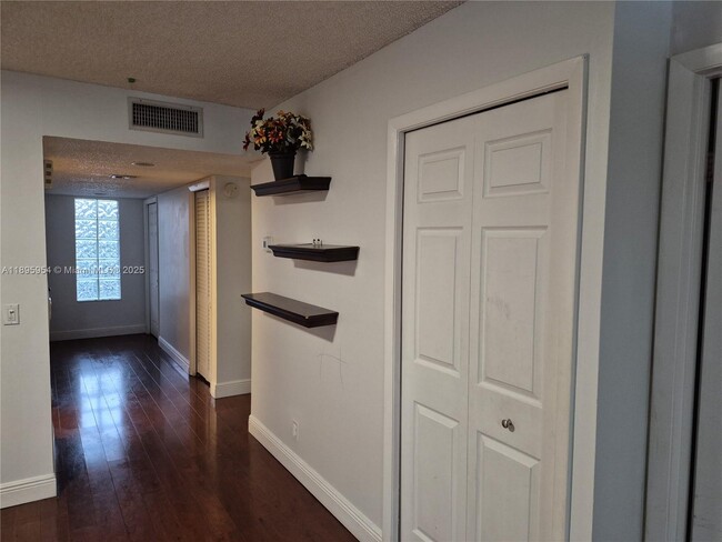 Building Photo - 16581 Blatt Blvd