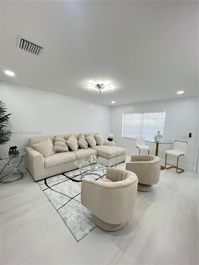 Building Photo - 708 Normandy Ln