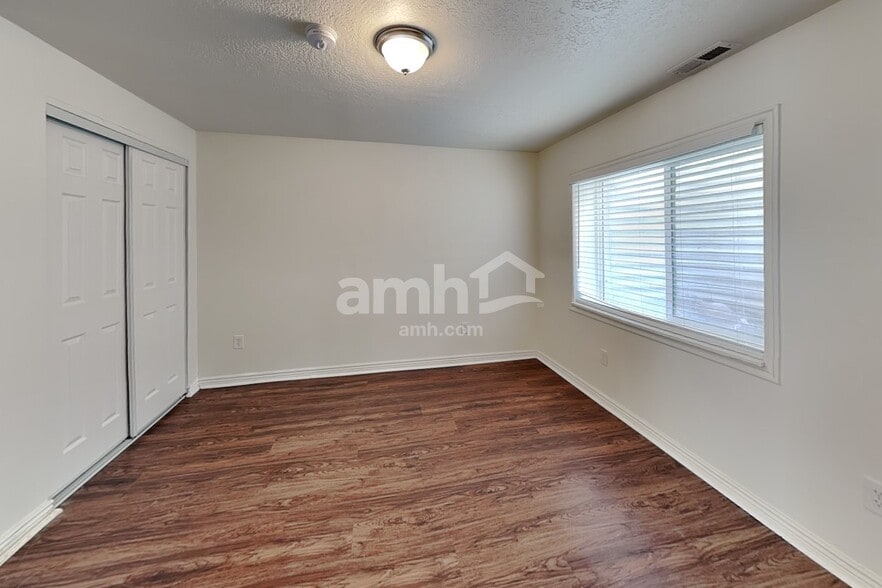 Building Photo - 4384 Maple Dr