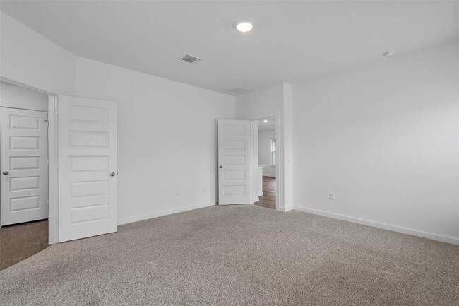 Building Photo - 211 James River Dr