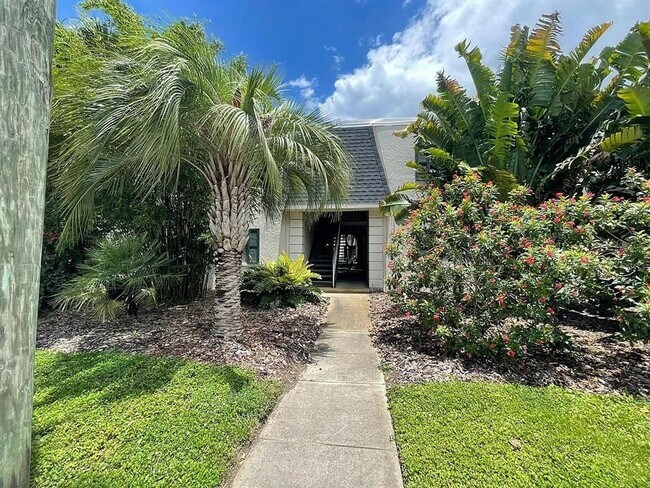 Building Photo - Charming 2-Bedroom Home in an Unbeatable L...
