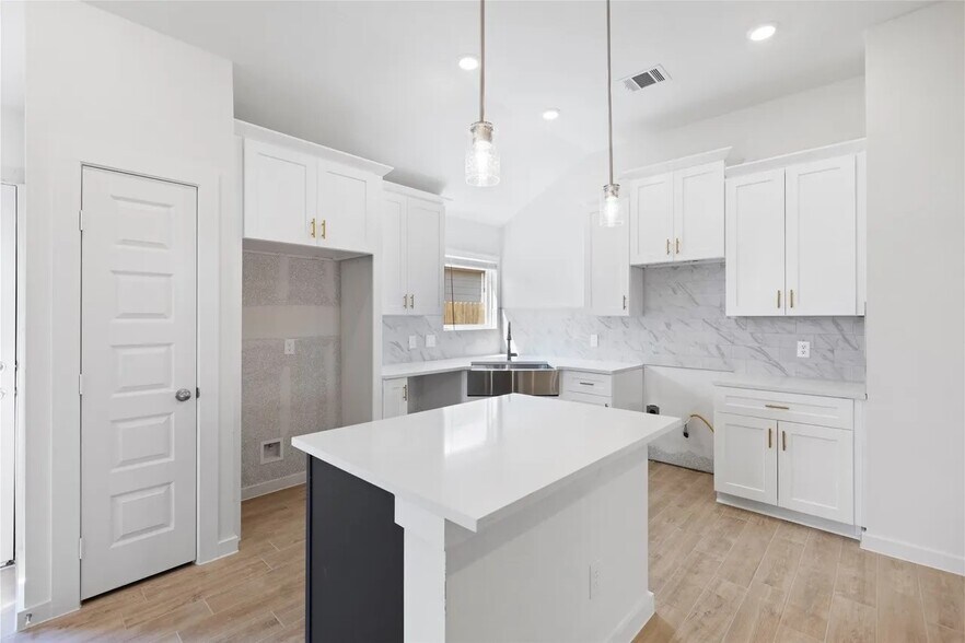 Building Photo - 1127 Santee Ct