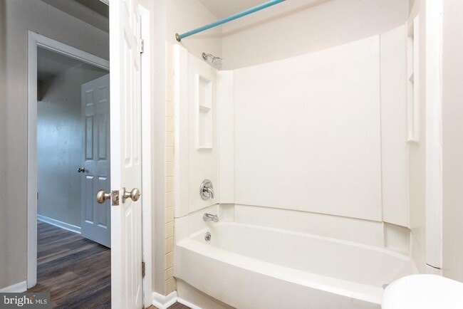 Building Photo - 3218 Valley Dr