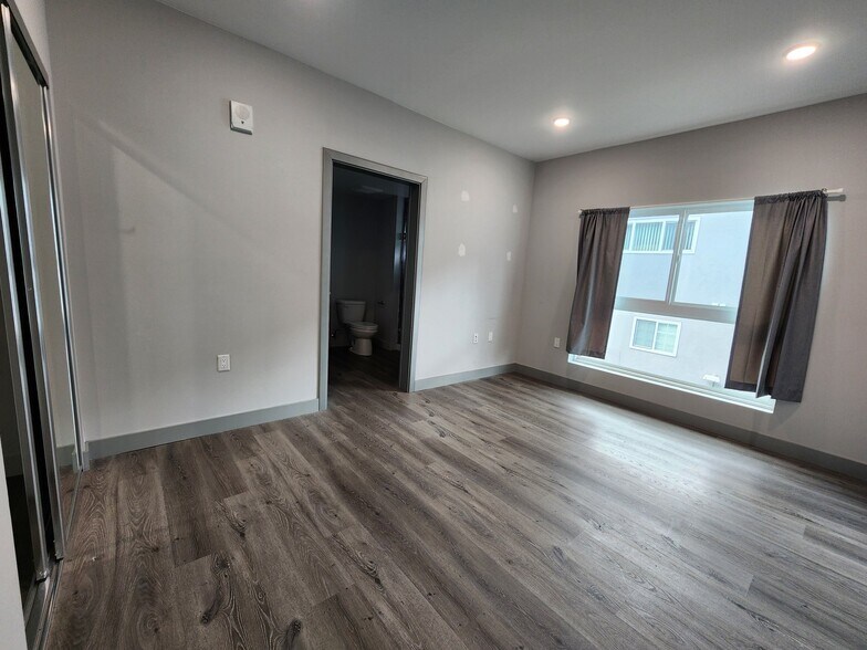Building Photo - 7040 Woodman Ave