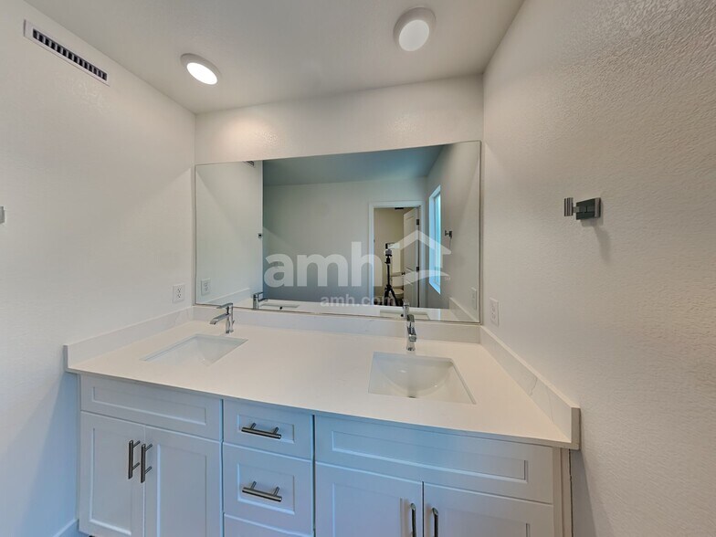 Building Photo - 11140 Magallanes St