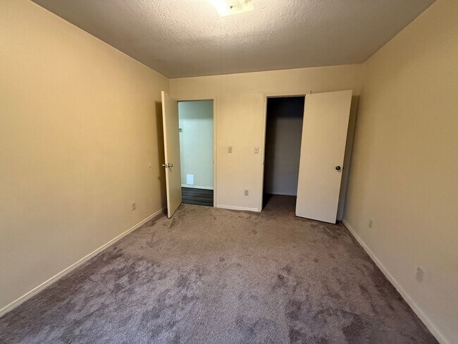 Building Photo - Huge Master Suite, culd-du-sac, Jenks Scho...