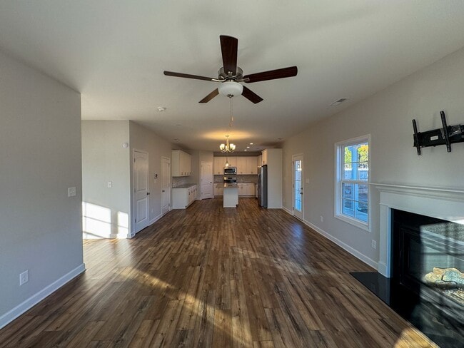 Building Photo - Stunning 4 Bed Home with Fenced Backyard