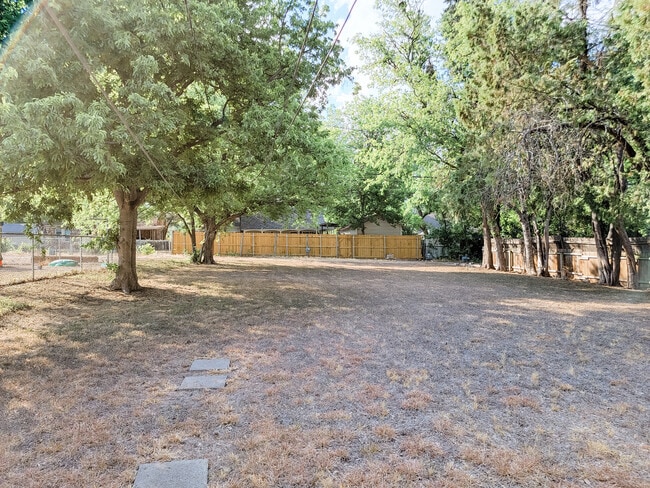 Building Photo - 2721 Maple Ave