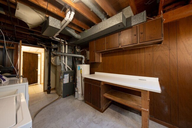 Building Photo - Recently-renovated home perfect for family