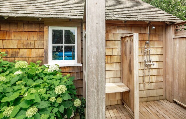 Building Photo - 135 Meeting House Ln