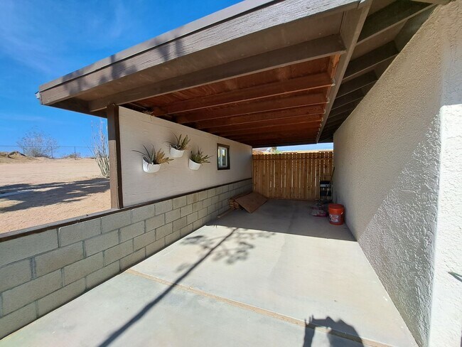 Building Photo - Desert Gem!