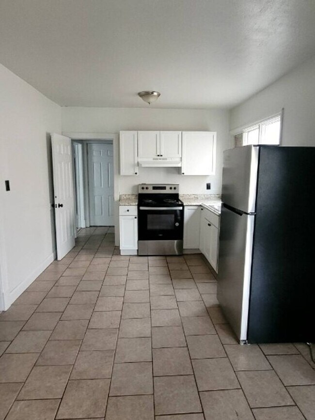 Building Photo - 623-625 Nott St