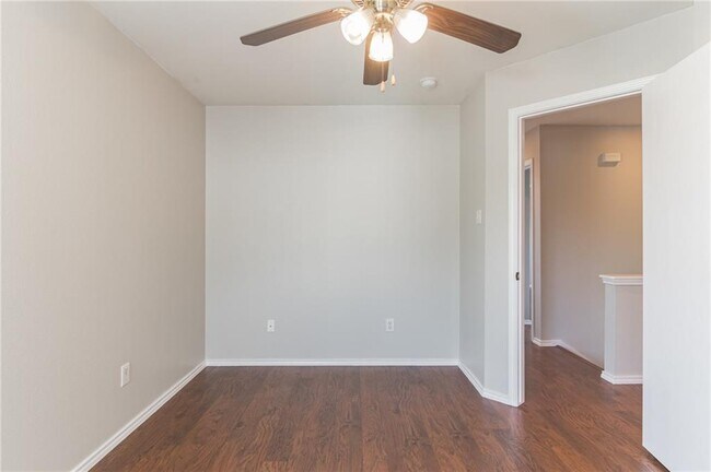 Building Photo - 1908 Candlelight Dr